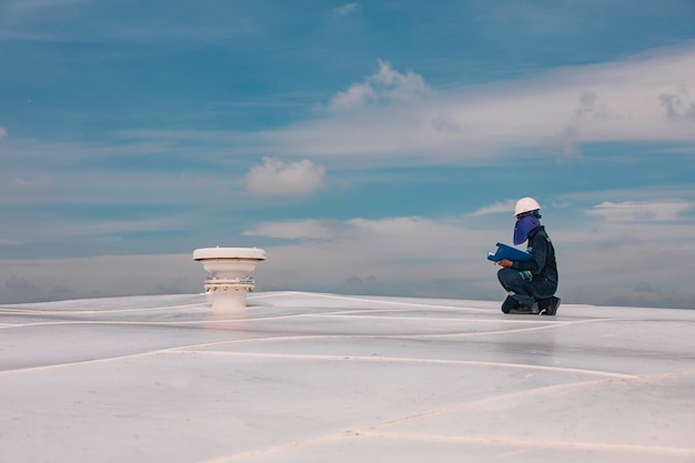 Bico visual de inspeção do tanque de teto ambulante masculino, ventilação aberta no teto do tanque, topo branco, céu azul