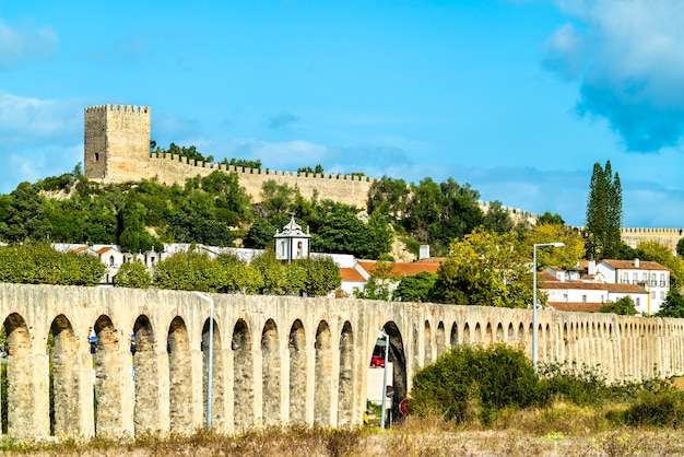 Óbidos com o Aqueduto e o Castelo na região Oeste de Portugal