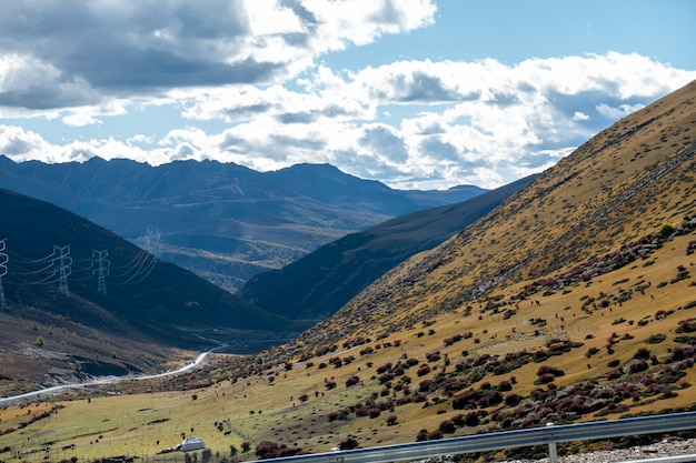 Biegen Sie auf die Landstraße, die zu Nationalpark Yading, Provinz Daocheng, Sichuan, China führt.