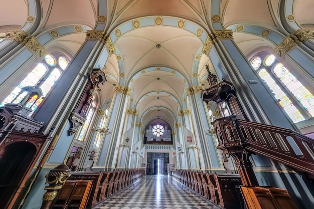 BIELORRÚSSIA AGOSTO DE 2019 cúpula interior e olhando para um antigo teto de igreja católica gótica ou barroca e abóbada e altar