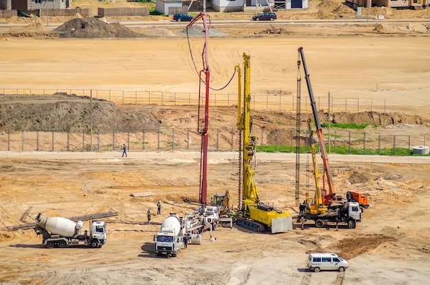 BIELORRÚSSIA MINSK. trabalhadores estão construindo um centro de treinamento olímpico em ginástica rítmica