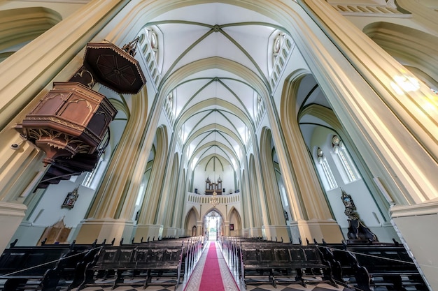 BIELORRUSIA AGOSTO DE 2019 cúpula interior y mirando hacia arriba en un antiguo techo de iglesia católica gótica o barroca y bóveda y altar