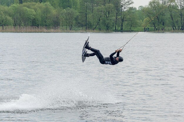 Bielorrusia Minsk 16 de mayo de 2021 Deportes Kitesurfer saltando sobre el agua