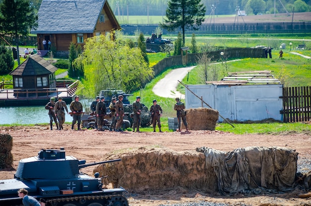 BIELORRUSIA, MINSK - 7 DE MAYO DE 2016: En el centro histórico y cultural "Stalin's Line", los organizadores llevaron a cabo eventos dedicados al Día de la Victoria el 9 de mayo.