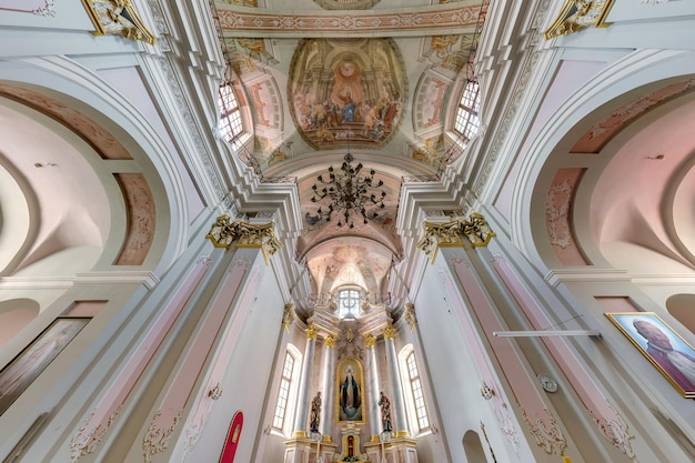 BIELORRUSIA SEPTIEMBRE 2018 cúpula interior y mirando hacia el techo de una iglesia barroca católica de defensa antigua