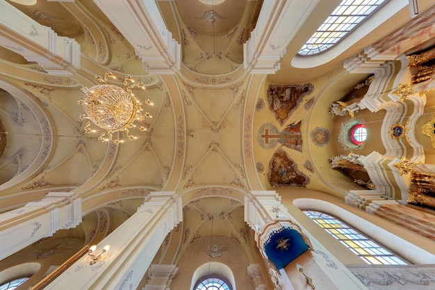 BIELORRUSIA SEPTIEMBRE 2018 cúpula interior y mirando hacia el techo de una iglesia barroca católica de defensa antigua