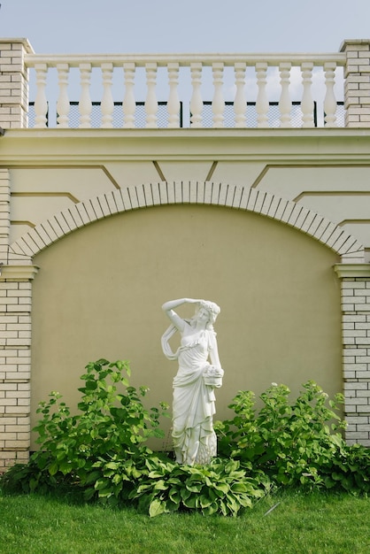 Bielorrusia Septiembre 2022 Una estatua de una escultura en el territorio del Versailles Park Hotel Diseño paisajístico clásico