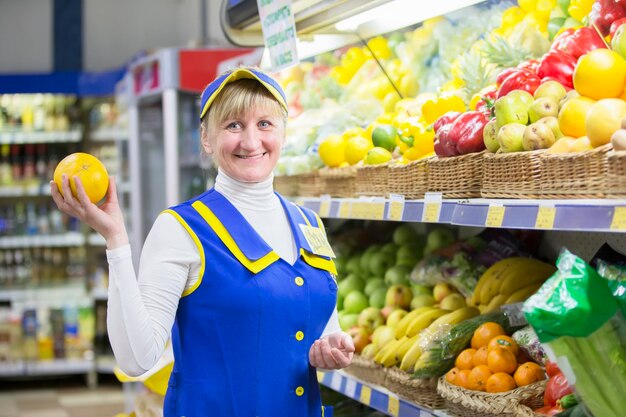 Bielorrússia, a cidade de Gomil, 26 de abril de 2019Loja de produtos Vendedora de uma loja de frutas russaVendedor