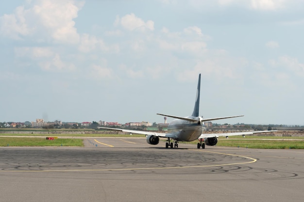 Bielorrússia Minsk 3 de julho de 2021 Aterrissagem de emergência de uma aeronave Um mecânico e uma equipe de manutenção do aeroporto estão ao lado do avião na pista Diagnóstico da aeronave antes da decolagem