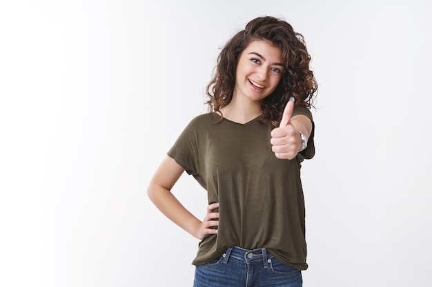 Bien, super. Retrato confiado despreocupado saliente joven armenio peinado rizado mostrar pulgar hacia arriba seguro de sí mismo asertivo sonriendo alegremente animar gustando trabajo impresionante hecho, de pie fondo blanco