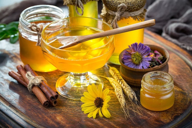 Bienenhonig in einer Komposition mit Blumen