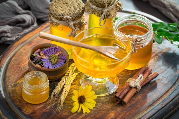 Bienenhonig in einer Komposition mit Blumen