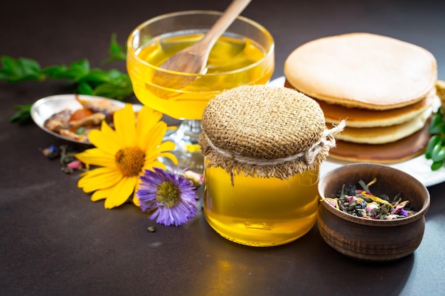 Bienenhonig in einer Komposition mit Blumen