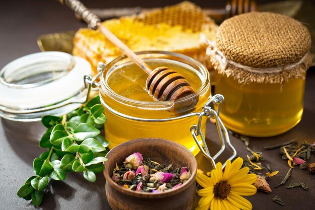 Bienenhonig in einer Komposition mit Blumen