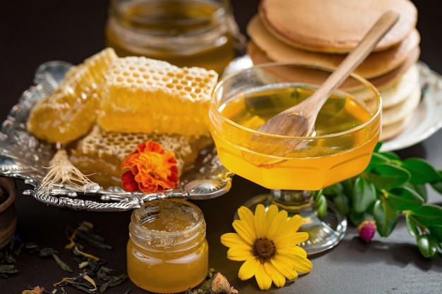 Bienenhonig in einer Komposition mit Blumen