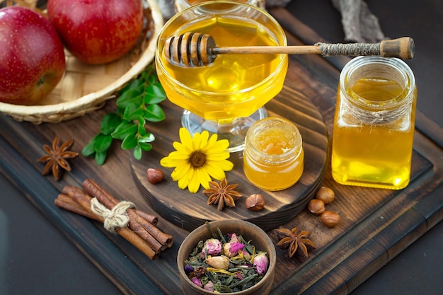 Bienenhonig in einer Komposition mit Blumen