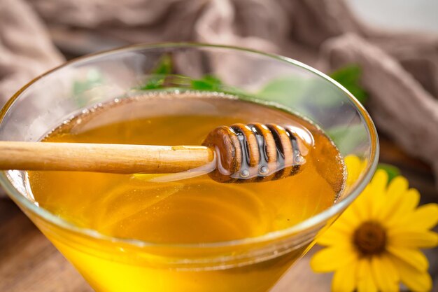 Bienenhonig in einer Komposition mit Blumen