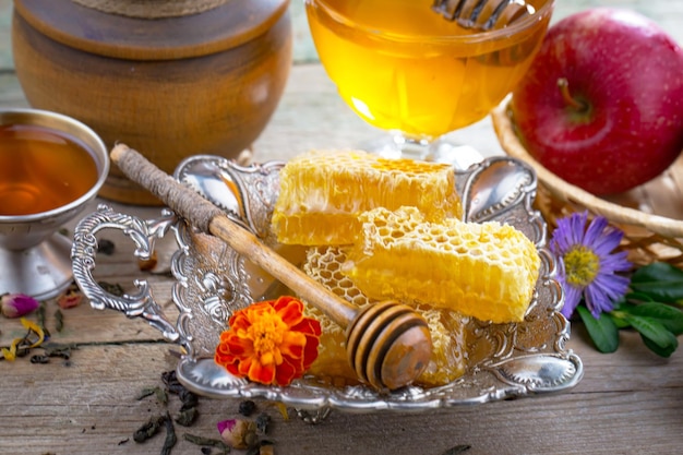 Bienenhonig in einer Komposition mit Blumen