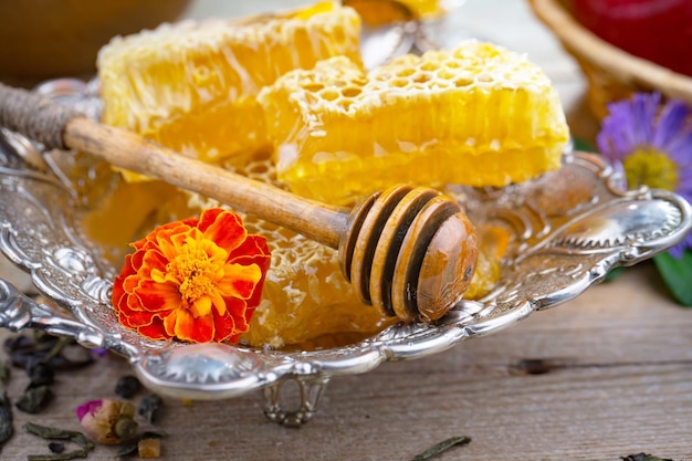 Bienenhonig in einer Komposition mit Blumen