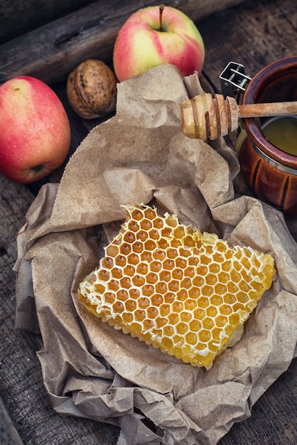 Bienenwabe auf Blatt Papier