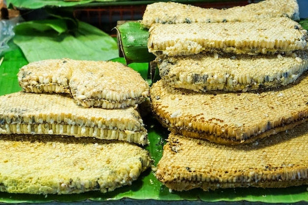 Bienenwabe auf einem Bananenblatt im Markt.