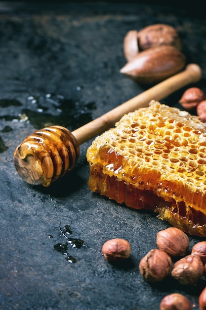 Bienenwabe und Nüsse