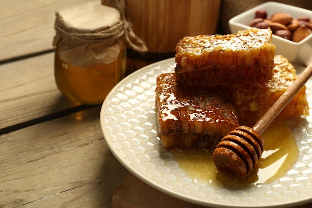 Bienenwaben auf Platte auf hölzernem Hintergrund