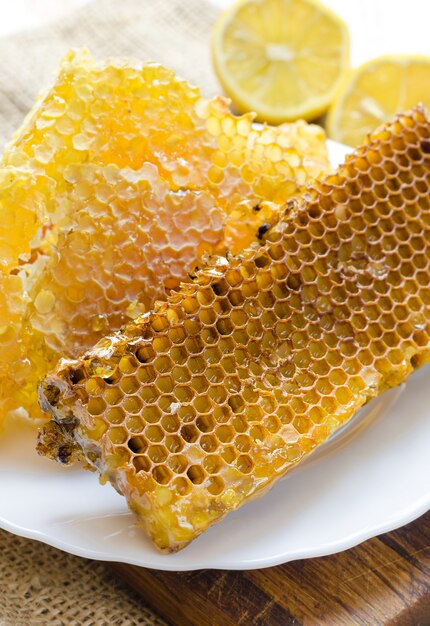 Bienenwaben mit Honig.