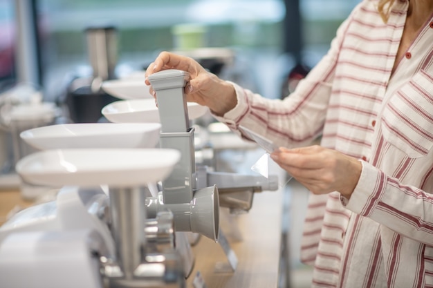 Foto bienes de cocina. cerrar imagen de una mujer eligiendo productos para la cocina