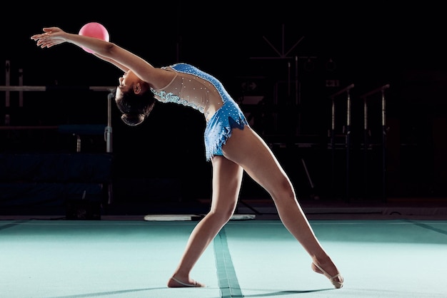 Bienestar físico y mujer deportiva bailan en eventos deportivos entrenamiento ejercicio ejercicio o concierto en el gimnasio Bailarina de bienestar o atleta con pelota haciendo un desempeño creativo en salud