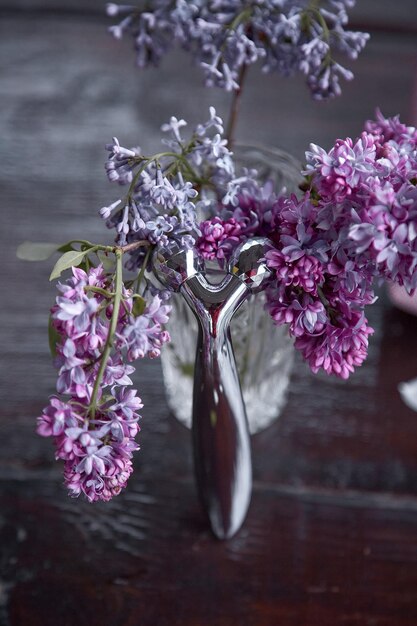 Bienestar masajeador facial de moda antienvejecimiento para mujeres Concepto de belleza Decoración de flores lilas