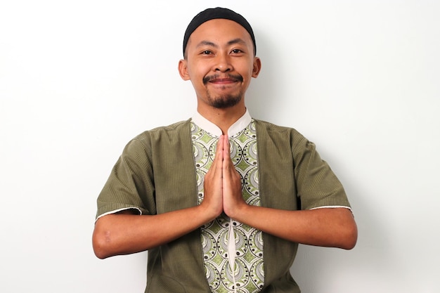 Bienvenida al Ramadán Hombre musulmán indonesio feliz