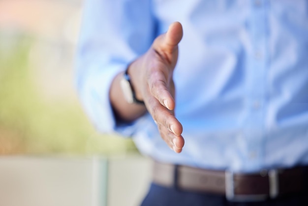 Foto bienvenida a la creación de redes de apretón de manos o trato de empresarios y gerentes contratando una asociación de contrato o reunión en la ciudad líder corporativo dándose la mano para consultar y apoyar la confianza y el éxito de la venta b2b