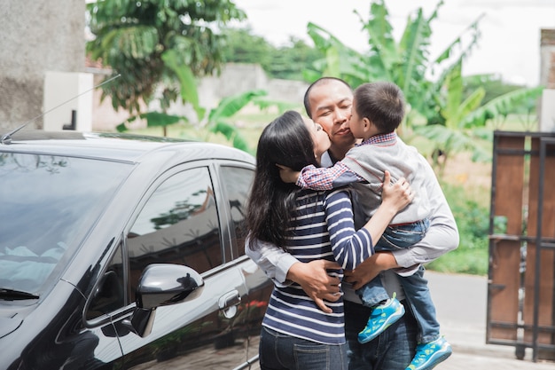 Bienvenida a papá en casa después del trabajo