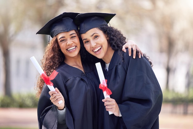 Bienvenido al primer día de tu futuro Fotografía de dos mujeres jóvenes abrazándose el día de la graduación