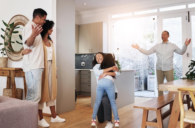 Bienvenido feliz y abrazo con los abuelos y la familia en la sala de estar para saludar y reunirse