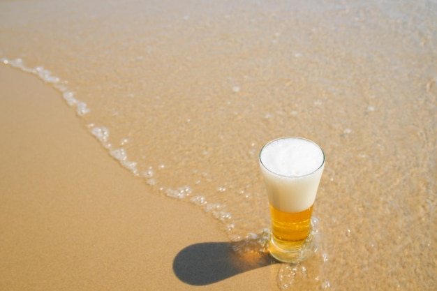 Bier am Sandstrand