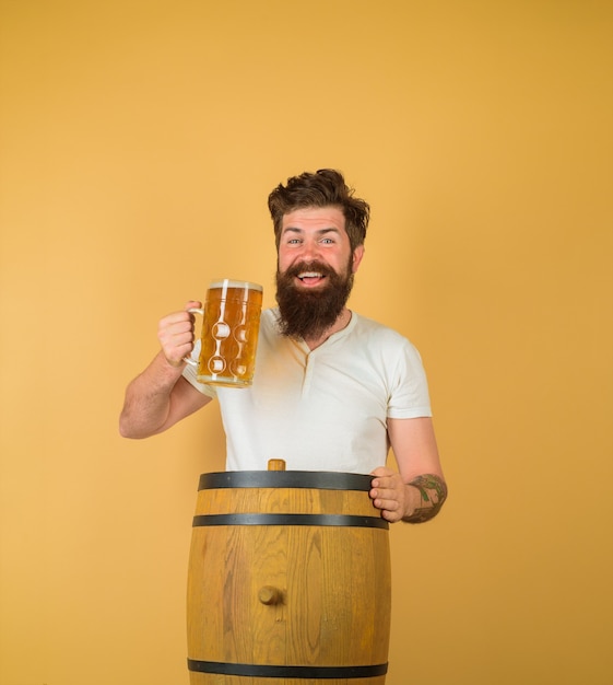 Bier in Deutschland Brauereikonzept bärtiger Mann trinkt Ale Oktoberfest Festival Craft Beer at