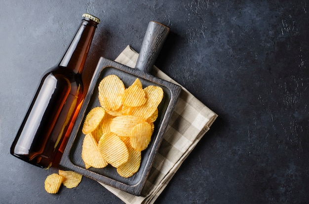 Bier in dunklen Glasflaschen und salzigen Snacks