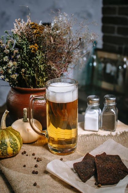 Bier in einem großen Becher auf dem Tisch Gebratener Toast aus Schwarzbrot in einem Teller