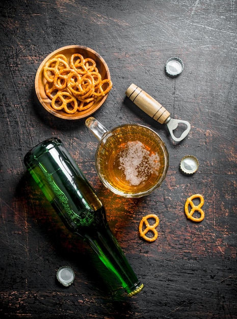 Bier in einer Flasche und ein Glas Snacks in der Schüssel