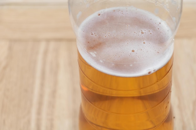 Bier in einer Plastikflasche auf Holzhintergrund