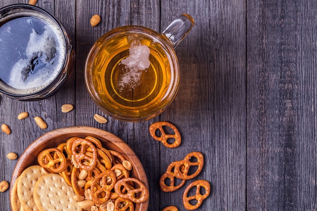 Bier mit Brezeln, Crackern und Nüssen.