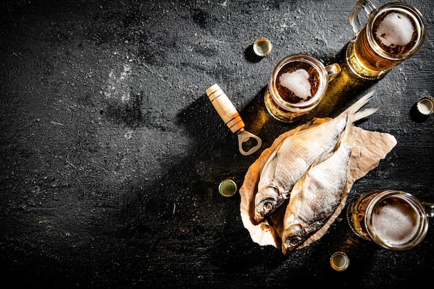 Bier mit getrocknetem Fisch