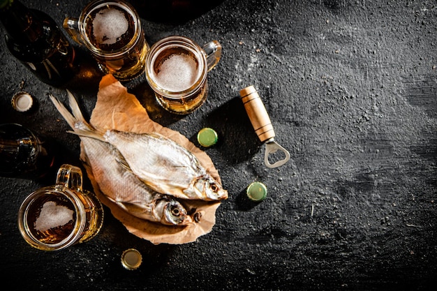 Bier mit getrocknetem Fisch