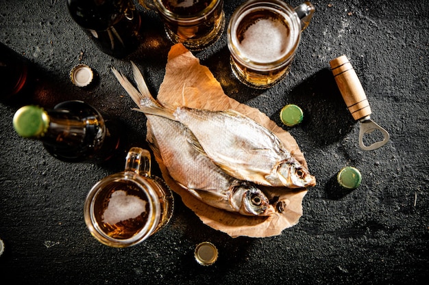 Bier mit getrocknetem Fisch
