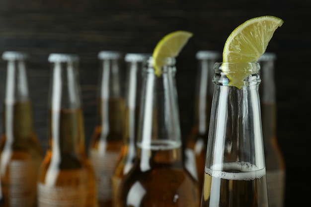 Bier mit Limette auf Holz, Nahaufnahme