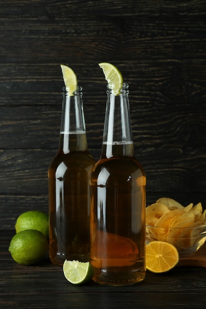 Bier mit Limette und Pommes auf Holz