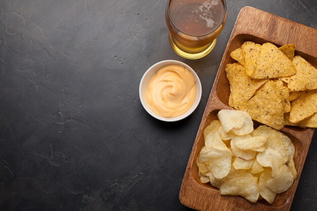 Bier mit Snacks sind Pommes und Nachos.