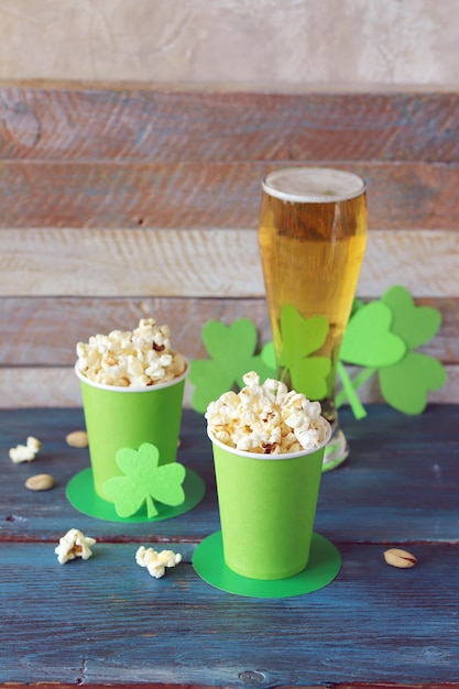 Bier, Popcorn in Pappbechern in Form von St. Patrick's Hut, Kleeblatt